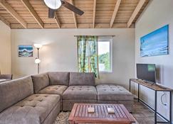 Airy Kailua-Kona Apt Less Than 3 Mi to Beach Access! - Kailua-Kona - Living room