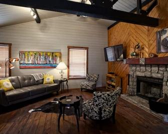 Beautiful retreat home 19 acres, Close to Lone Star Expo Center and Lake Conroe - Conroe - Living room