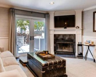 Custom designer townhome in the heart of Canton. - Baltimore