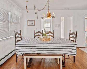 10%Off First 3 bookings!\nInviting Ranch Home Just Minutes Walk from the Beach! - Ship Bottom - Comedor