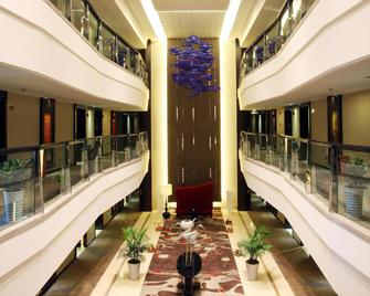 Minshan Hotel - Ляншань - Лоббі