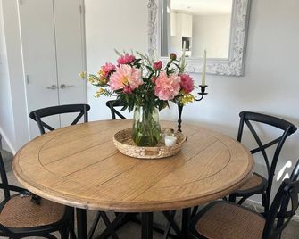 The Park Premium 2 Bedroom Apartment - כרייסטצ'רץ' - חדר אוכל