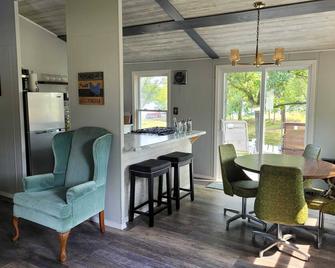 Pratt Lake Place:Your Winter Escape for Snow Sports, Ice Fishing, and More - Gladwin - Dining room