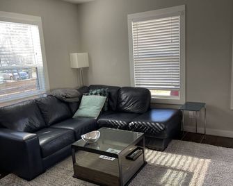 Stylish mid century full house - אוסטין - סלון