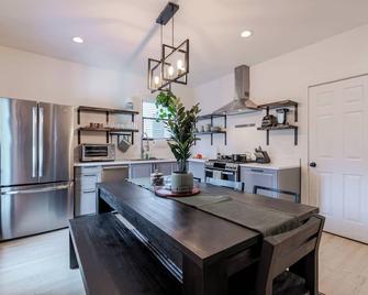 Charming ATL Bungalow Close to Popular Attractions! Fast Fiber Internet and Cozy - Atlanta - Kitchen