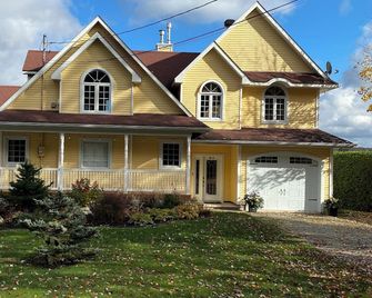 Magnifique Chalet sur le Bord de L'eau à 20 Minutes du Mont Orford et Magog - Sherbrooke - Rakennus