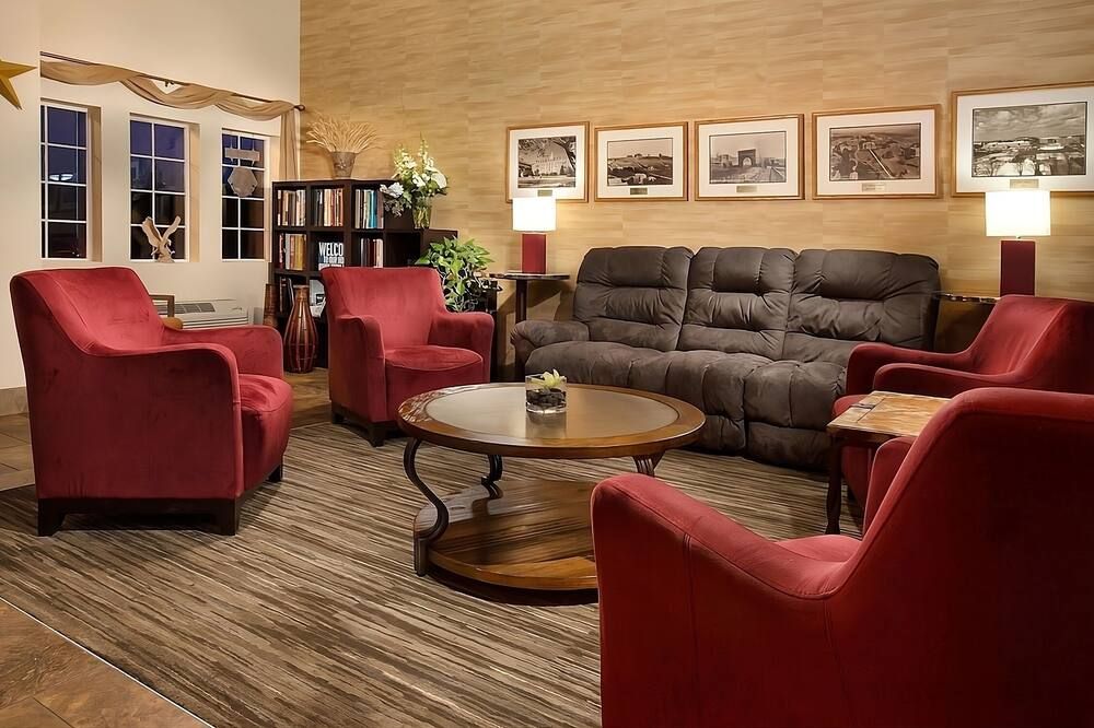 Perfect For Family Getaway, Near Wsu! Spacious Room W/ Free Parking, Pool - Pullman - Lounge
