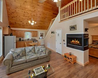 Romantic Views: Romantic, Value Cabin, Hot Tub - Gatlinburg - Living room