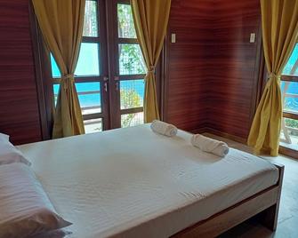 Ferellee Beach Front Inn - San Vicente - Habitación