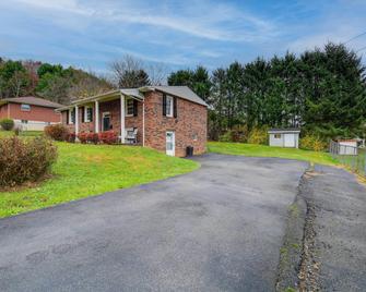 Bluefield Home w/ Covered Deck - Near Parks! - Bluefield - Gebäude