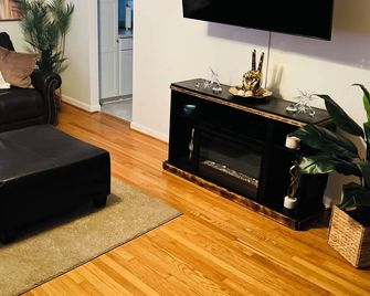 Charming 3-bedroom house in beautiful Jacksonville With WiFI & workspace. - Jacksonville - Living room