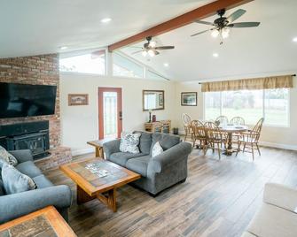 Fully Remodeled Country House with Large Yard, Near National Parks - Sanger - Living room