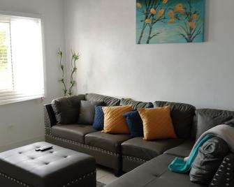Peaceful and Tranquil Apartment only 5 minutes to world famous ocean Hole - Rock Sound - Salon