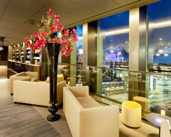 فليتشر ويلنيس - هوتل لايدن - ليدين - ردهة