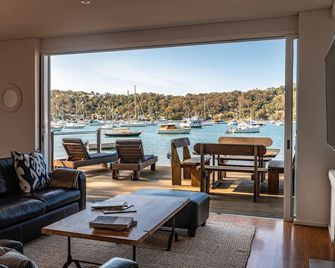 Idyllic, picturesque 2 bedroom cottage with deep water jetty on the waterfront - Whale Beach - Sala de estar