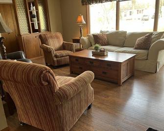 Cozy Home on Fox River w/ Outdoor Living - 19 min to EAA, 50 min to Lambeau - Omro - Wohnzimmer