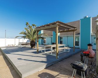 Charming Waterfront Retreat just Steps from the Beach, Pet-Friendly Too! - Corpus Christi - Patio