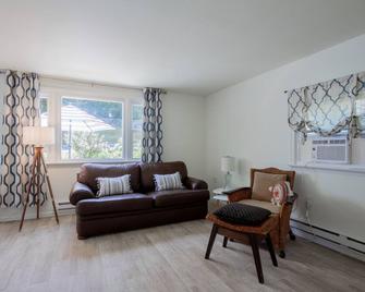Charming 2-bedroom shore cottage with free parking - Highlands - Living room