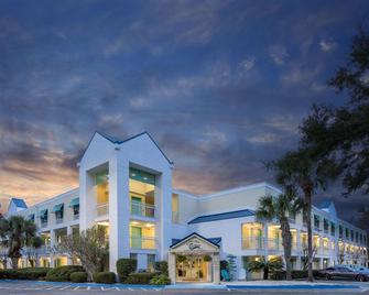 Hotel Carolina A Days Inn by Wyndham - Hilton Head Island - Edificio