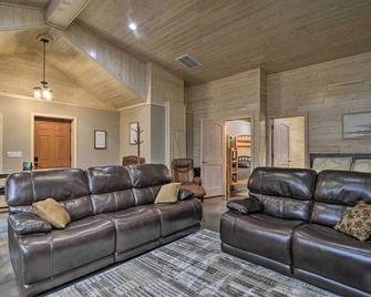 Modern Arcadia Farmhouse on 80 Acres with Fire Pit! - Arcadia - Living room