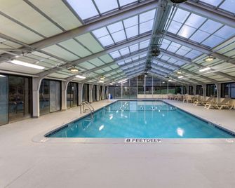 Baymont by Wyndham White Plains - Elmsford - Elmsford - Pool