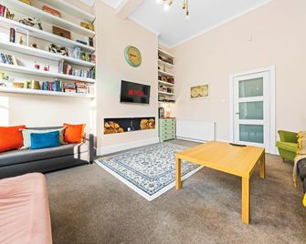 Unique Victorian Home in Glasgow - Glasgow - Living room
