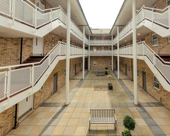 Premier Suites Reading - Reading - Patio