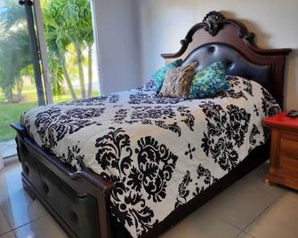 LixyLouis minutes from Miami International Airport - Princeton - Bedroom