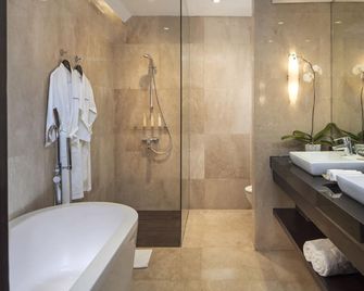 Montigo Resorts Seminyak - Kuta - Baño