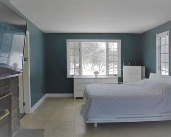 Remodeled River/water front country home in nature and camping spot - Tweed