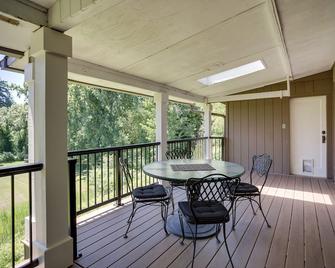 This Lake Oswego Cottage has stunning views of the Tualatin River!! - Lake Oswego - Balcony
