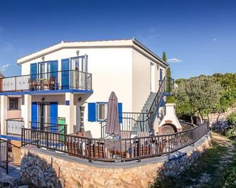 New Listing! Upper Apartment With 2 Spacious Bedrooms In Sunny House Zoric Tisno - Tisno - Building