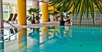 卡里姆布拉高級健康酒店 - 米甚科爾茨 - 游泳池