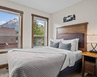 Peaks and Patio 3 Bedroom managed by Little Sister Getaways - Canmore - Habitación