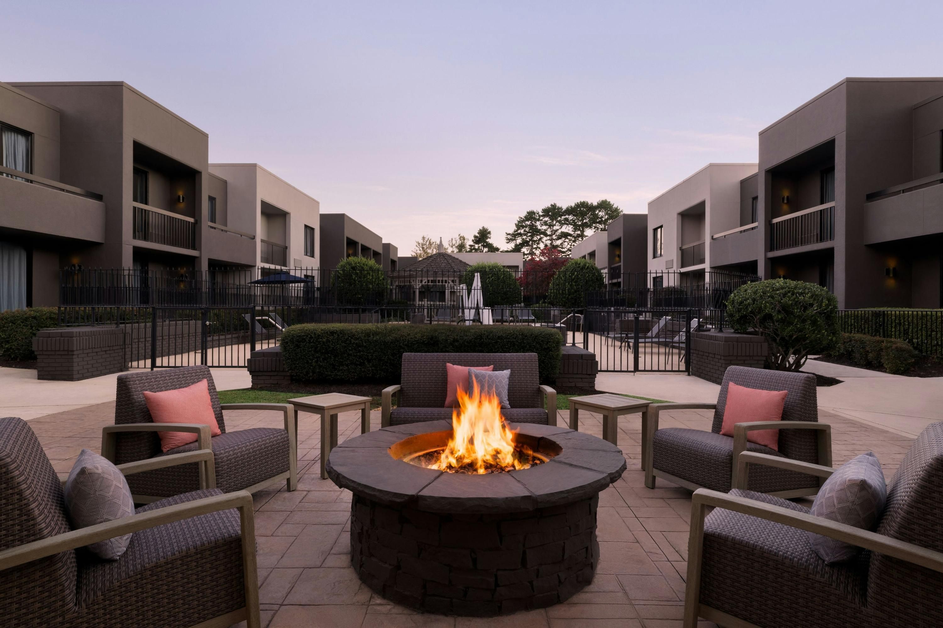 Courtyard by Marriott Atlanta Northlake - Tucker - Innenhof