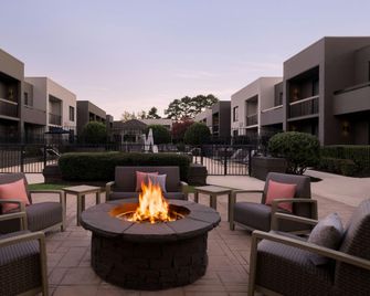 Courtyard by Marriott Atlanta Northlake - Tucker - Innenhof
