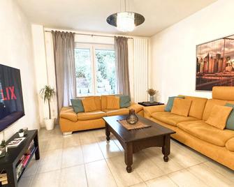 Near the main station with terrace - Essen - Living room
