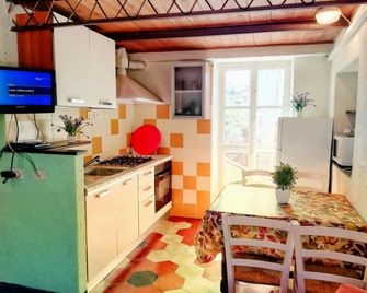 Bike Night-Bike Friendly, Cozy Loft, Fin - Finale Ligure - Kitchen