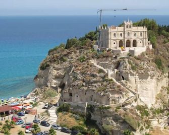 Modern apartment with beautiful sea views and swimming pool. - Pizzo - Gebäude