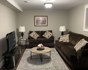 Hill Side Suites - Beautiful bright Apt 10 mins from airport! - Torbay - Phòng khách