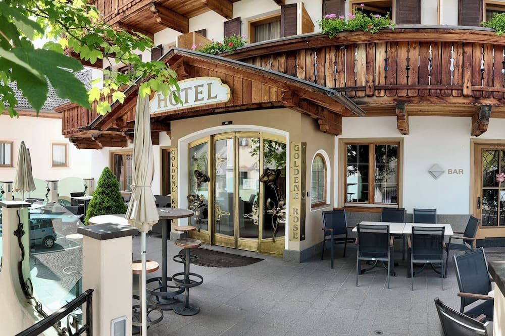 Hotel Goldene Rose - Monguelfo-Tesido - Patio