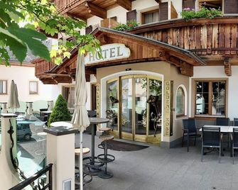 Hotel Goldene Rose - Monguelfo-Tesido - Patio