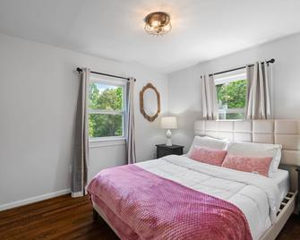Peaceful Hideaway in the Heart of It All! - Stafford - Bedroom