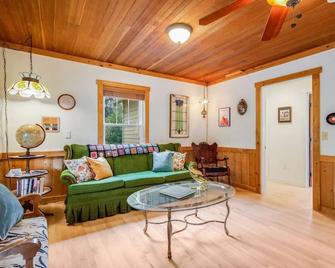 118 - The Willow Tree Bungalow - Fall City - Living room