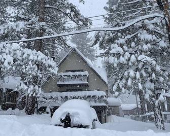 All Pine Inn - Large 4bd/2ba - just steps to the village - Wrightwood - Vista del exterior