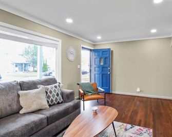 2BDR Near Ferndale | A Cozy Stay in the Heart of Metro Detroit - Hazel Park - Living room