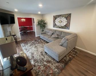 Cheerful 3 Bedroom House in a Quiet Neighborhood - Albany - Living room