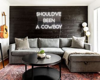 WALK to Downtown Broadway with Pool, Parking and Patio - Nashville - Salon