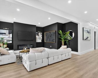 Large victorian home 15 mins from downtown lots of local restaurants and bars - Βοστώνη - Σαλόνι