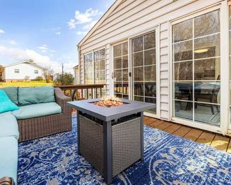 No cleanup chores, arcade, fire pit, close to casino, I81, downtown. - Bristol - Balcone